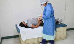 Une femme enceinte qui présente des symptomes du Covid-19 est auscultée dans un centre de soins Tlapa de Comonfort, au Mexique le 7 septembre 2020