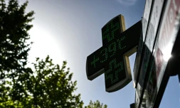 L'enseigne d'une pharmacie indique une température de 39°C à Béziers, dans l'Hérault, le 22 juin 2026