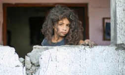 Une jeune Palestinienne au milieu de décombres à Deir el-Balah, dans le centre de Gaza, le 1er juillet 2025