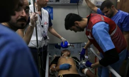 Des médecins prennent en charge une personne blessée dans un bombardement israélien à l'hôpital Nasser de Khan Younès, dans le sud de la bande de Gaza, le 3 décembre 2023
