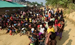 Des enfants réfugiés rohingyas attendent une distribution de nourriture au camp de Thankhali, le 23 novembre 2017 à Ukhia, au Bangladesh