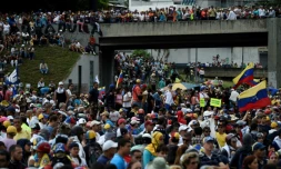 Des milliers de personnes défilent à Caracas pour dénoncer la "brutale répression" des manifestations contre le président Nicolas Maduro, le 24 juin 2017