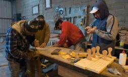 Des détenus travaillent dans une menuiserie de la prison de Punta de Rieles, à Montevideo, le 15 juin 2016