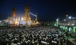 Rassemblement de pèlerins chiites pour une cérémonie religieuse devant la mosquée Imam al-Kadhim, dans le nord de Bagdad, le 2 mai 2016