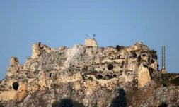 Le drapeau israélien flotte sur la forteresse médiévale de Beaufort, dont Israël s'est emparé dans le cadre de l'extension de ses opérations terrestres dans le sud du Liban, le 31 mai 2026