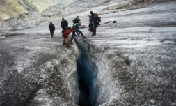 Pierre René (d) effectue des mesures sur le glacier d'Ossoue au pic du Vignemale au sud-ouest de Toulouse dans les Pyrénées le 5 septembre 2021