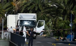 Des forces de l'ordre le 15 juillet 2016 autour du camion utilisé dans l'attentat de Nice, sur la Promenade des Anglais à Nice la veille
