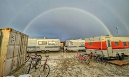 Des caravanes au sein d'un terrain boueux au festival Burning Man dans le Nevada, le 3 septembre 2023