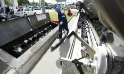 Un camion approvisionne une station essence à Cesson-Sévigné prÚs de Rennes le 23 mai 2016