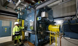 Guy Nicholson, responsable des solutions réseau neutres en carbone chez Statkraft, se tient près d'un volant d'inertie, le 7 août 2025 à Liverpool