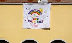 "Tout ira bien", ont écrit des enfants sur une banderole accrochée au blacon d'un village du nord de l'Italie, Vertova, qui compte de nombreux décès, le 24 mars 2020