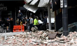 Des habitants constatent les dégâts mineurs du séisme dans le quartier de Chapel Street à Melbourne le 22 september 22