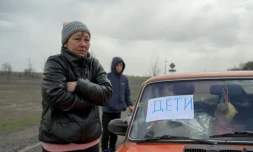 Le mot "enfants" écrit sur une feuille collée sur le parebrise d'une voiture ne panne, dans les environs de Mykolaïv, le 27 mars 2022 en Ukraine