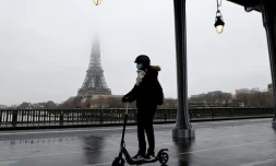 Une femme circule en trottinette électrique le 27 janvier 2021 à Paris