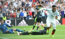 L'attaquant de l'Angleterre Daniel Sturridge exulte après avoir inscrit le but de la victoire face au pays de Galles à l'Euro au stade Bollaert, le 16 juin 2016