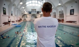 Les maîtres-nageurs peinent à recruter alors que la fréquentation bat son plein, entraînant des fermetures de bassins et des craintes sur la sécurité des baigneurs