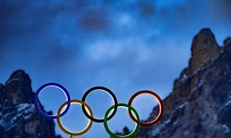Les anneaux olympiques sont visibles sur le toit du stade olympique à Cortina d'Ampezzo, Italie, le 2 février 2026
