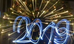 Des lampes led annoncent la nouvelle année 2019 devant un arbre de Noël à Budapest, le 30 décembre 2018
