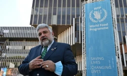 Amir Mahmoud Abdulla, directeur exécutif adjoint du Programme alimentaire mondial (PAM) s'adresse aux journalistes, à l'extérieur du siÚge du PAM à Rome, le 9 octobre 2020