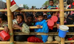Des enfants réfugiés rohingyas attendent une distribution de nourriture au camp de Thankhali, le 12 janvier 2018 au Bangladesh