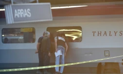 Des enquêteurs examinent un train Thalys à la gare d'Arras, dans le nord de la France, le 21 août 2015