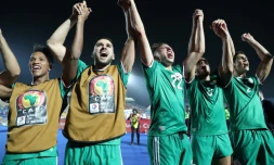 Les joueurs algériens heureux aprÚs leur qualification aux tirs au but pour les demi-finales de la CAN aux dépens de la CÎte d'Ivoire, le 11 juillet 2019 à Suez