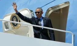 Le président Barack Obama (ici sur le point de monter à bord de l'Air Force One sur la base Andrews dans le Maryland le 8 juin) annonce officiellement qu'il soutiendra Hillary Clinton