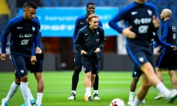 L'attaquant Antoine Griezmann (c) et ses coéquipiers de l'équipe de France à l'échauffement, le 8 juin 2017 à Solna