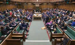 Image tirée d'un enregistrement diffusé par l'Unité d'enregistrement parlementaire (PRU) du Parlement britannique montrant des députés lorts d'un débat sur une motion pour savoir si le Premier ministre Keir Starmer doit être soumis à une enquête parlementaire au sujet de la nomination de Peter Mandelson comme ambassadeur à Washington, le 28 avril 2026 à la Chambre des communes à Londres