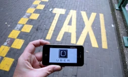 Le logo d'Uber affiché sur un smartphone pendant une manifestation de taxis à Bruxelles contre l'application, le 13 septembre 2015 