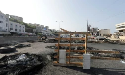 Des débris de barricades sur une autoroute reliant Beyrouth à Tripoli, le 19 octobre 2019 au Liban