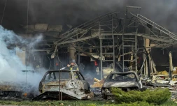 Un secouriste ukrainien éteint un incendie à Zaporijjia, le 5 mai 2026