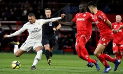 L'attaquant du PSG Kylian Mbappé avec le ballon lors du match à Dijon le 12 mars 2019