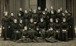 Une photo de classe prise dans un lycée de filles à Paris en 1890 est exposée au musée national de l'Education à Rouen