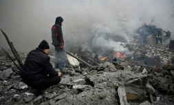 Des habitants et des pompiers sur le site d'une attaque de missiles russes Ă Kharkiv, le 23 janvier 2024 en Ukraine