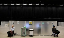 Attente dans un centre de vaccination contre le Covid-19, Ă Brighton, dans le sud de l'Angleterre, le 26 janvier 2021