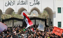 Des partisans du leader chiite irakien Moqtada Sadr en sit-in devant le Conseil suprême de la magistrature, le 23 août 2022 à Bagdad