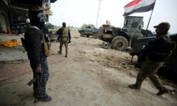 Des forces irakiennes avancent dans la vieille ville à l'ouest de mossoul lors de l'offensive pour reprendre la ville aux jihadistes, le 19 mars 2017