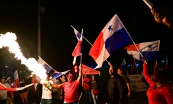 Un manifestant projette une flamme avec une bombe aérosol lors d'une manifestation contre la visite au Panama du secrétaire d'Etat américain Marco Rubio, à Panama, le 1er février 2025