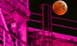 La lune au dessus d'une usine à Duisburg, en Allemagne, le 21 janvier 2019