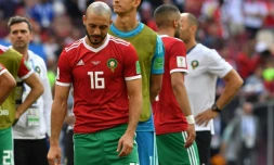 L'attaquant marocain Noureddine Amrabat et ses coéquipiers abattus après la défaite synonyme d'élimination contre le Portugal, le 20 juin 2018 à Moscou 