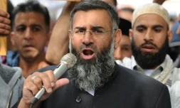 Le prédicateur radical britannique Anjem Choudary devant l'ambassade des États-Unis à Londres, le 14 septembre 2012