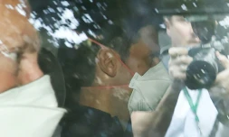 Novak Djokovic arrive au bureau de ses avocats à Melbourne pour suivre la retransmission en direct de l'audience sur son cas devant la Cour fédérale d'Australie, le 16 janvier 2021