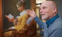 Le restaurateur en chef de la National Gallery of Art à Washington, Michael Swicklik, explique à l'AFP la découverte d'un visage caché de "La liseuse" du peintre français Jean-Honoré Fragonard, le 27 septembre 2017