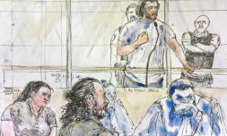 Croquis d'audience du 25 juin 2018 montrant Farid Rettoun (2e g), son fils Samy (en haut au centre), sa femme Sana (à g), et ses avocats lors de son procès devant le tribunal correctionnel de Paris 