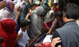 Enterrement d'une victime de l'attentat à la bombe au Pakistan qui a fait au moins 70 morts à Quetta, le 8 août 2016