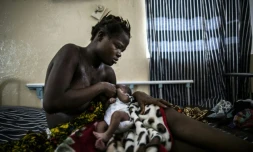 Isatu Koroma, 15 ans, allaite son enfant à la maternité du Princess Christian Maternal Hospital à Freetown, au Sierra Leone le 25 avril 2016