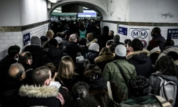 Des personnes font la queue pour accéder au quai de la ligne 1 du métro à Paris, au 8ème de grève dans les transports contre la réforme des retraites, le 12 décembre 2019