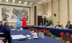La Haute-Commissaire aux droits de l'homme de l'ONU Michelle Bachelet (à gauche), s'entretient avec le ministre chinois des affaires étrangères Wang Yi (à droite), lors de leur rencontre à Canton, dans le sud de la Chine, sur une photo prise le 23 mai 2022 et fournie par le Haut-Commissariat 