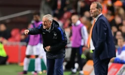 Le sélectionneur de l'équipe de France Didier Deschamps (g) donne des instructions lors des qualifs pour le Mondial-2018 face aux Pays-Bas à Amsterdam, le 10 octobre 2016